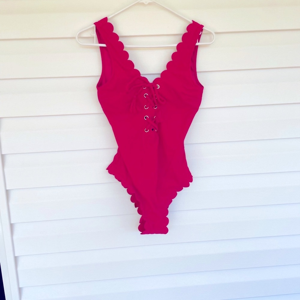 NWT CupShe Fuschia scalloped one piece w/ removable pads. Super cute!!! Sz S